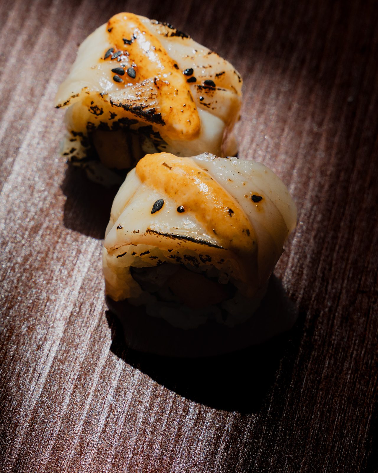 Uramaki flameado · KNAYA Raw & Fire
