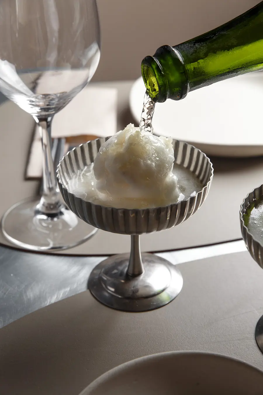 El sorbete de yuzu y coco, regado con cava en la mesa