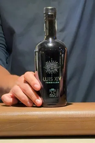 La botella de Fondillón Luis XIV en la barra de Knaya